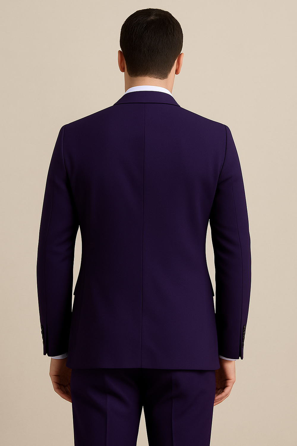 Détail du costume homme violet 3 pièces, gilet, veste et pantalon ajustés. Tenue élégante et moderne pour événements.