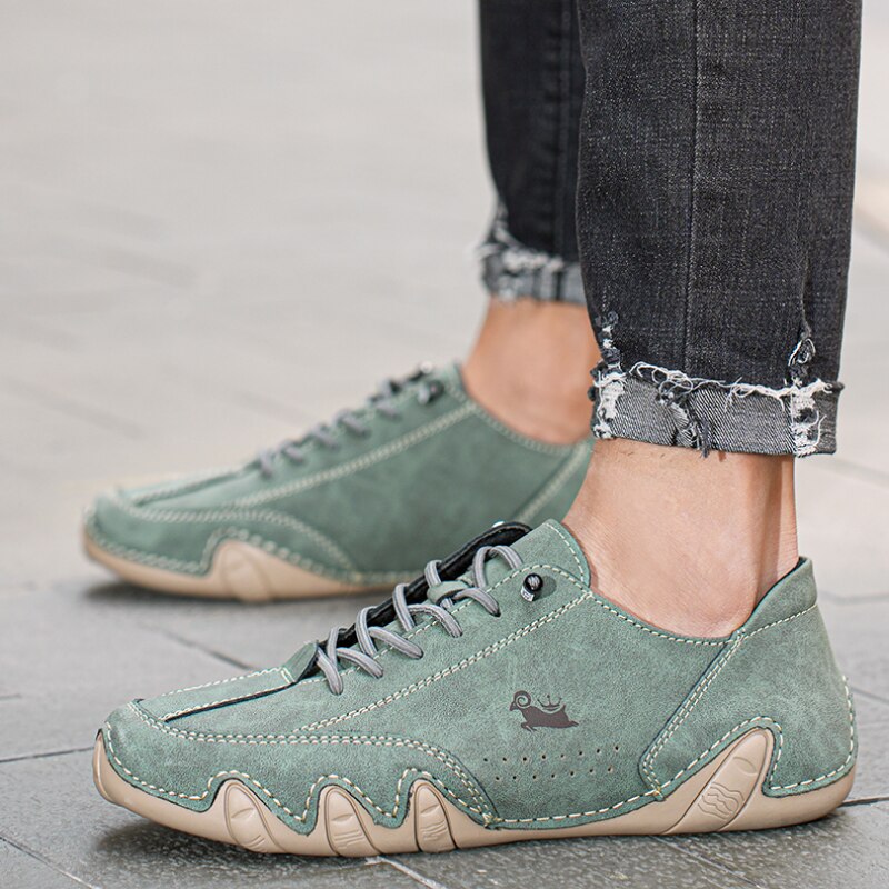 Gros plan sur la texture souple des chaussures barefoot unisexes.