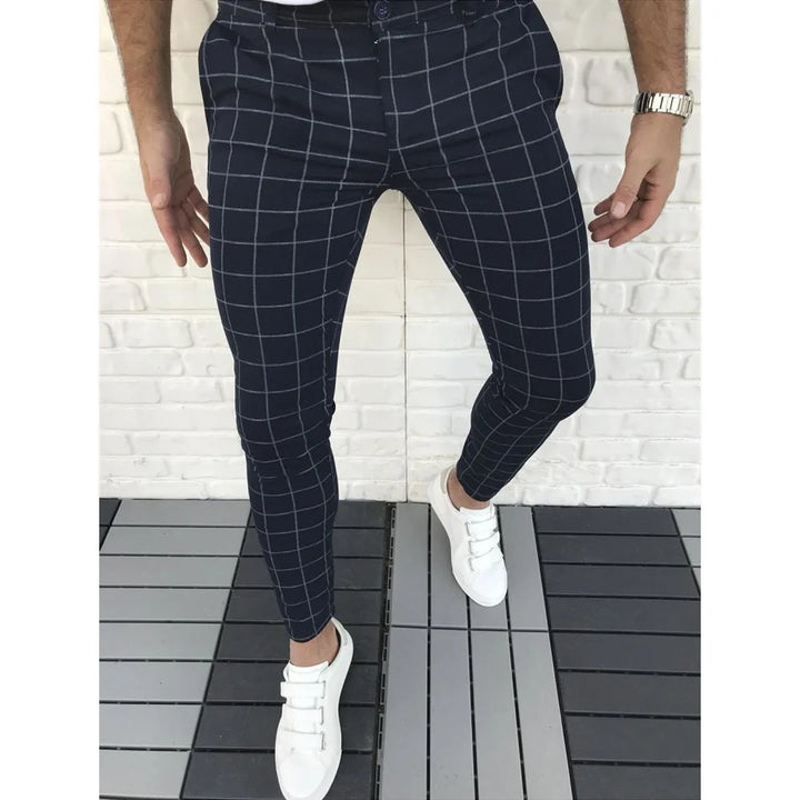 Pantalon homme slim fit carreaux décontracté, parfait pour un look moderne et stylé.