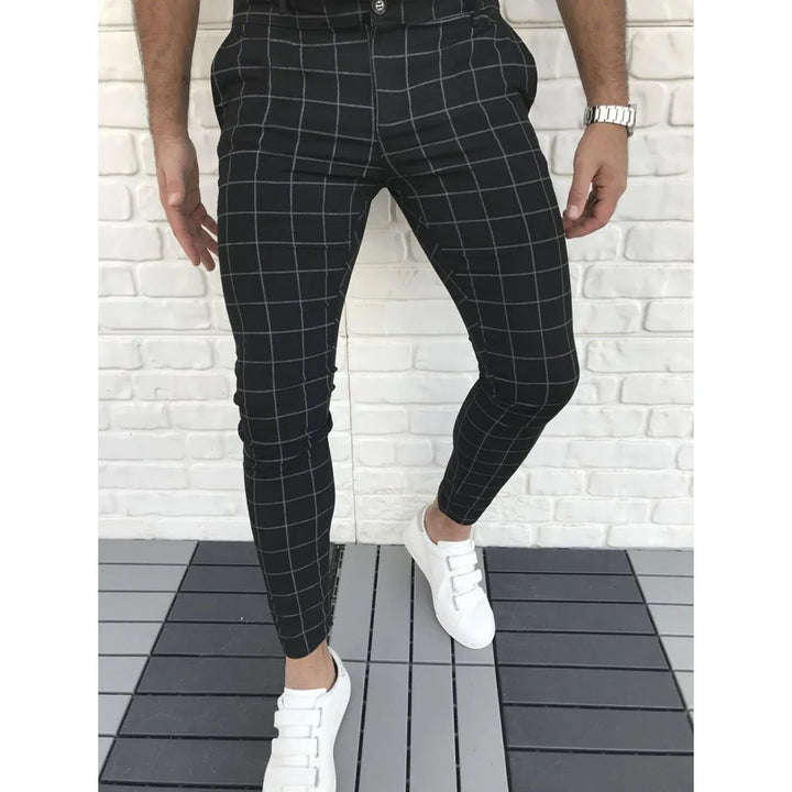 Tenue élégante avec ce pantalon homme slim fit à carreaux, style mode masculine chic.