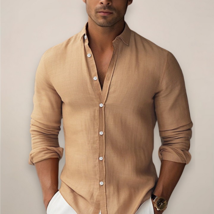 Vêtement homme : chemise décontractée boutonnée, coupe moderne, idéale pour un confort estival au quotidien.