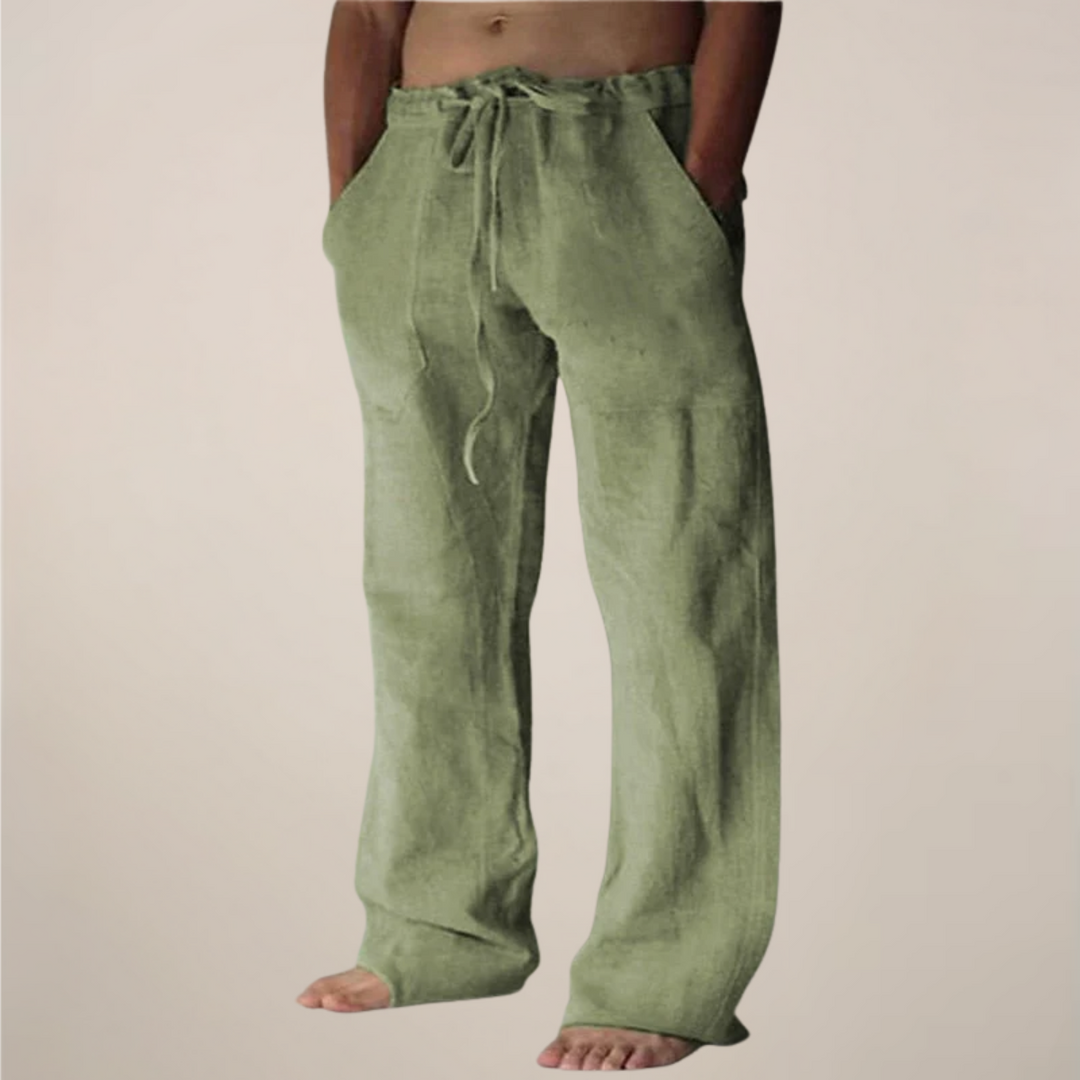 Homme portant un pantalon large et fluide décontracté pour un style moderne et confortable en été.