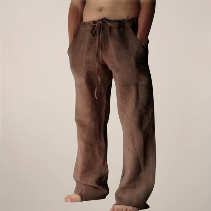 Vue de côté d'un pantalon large homme décontracté, mettant en avant sa fluidité et son confort estival.