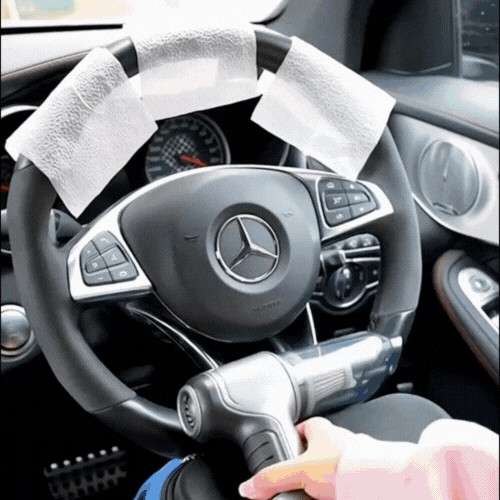 Vue rapprochée de l'aspirateur sans fil portable, parfait pour les recoins difficiles de la voiture.