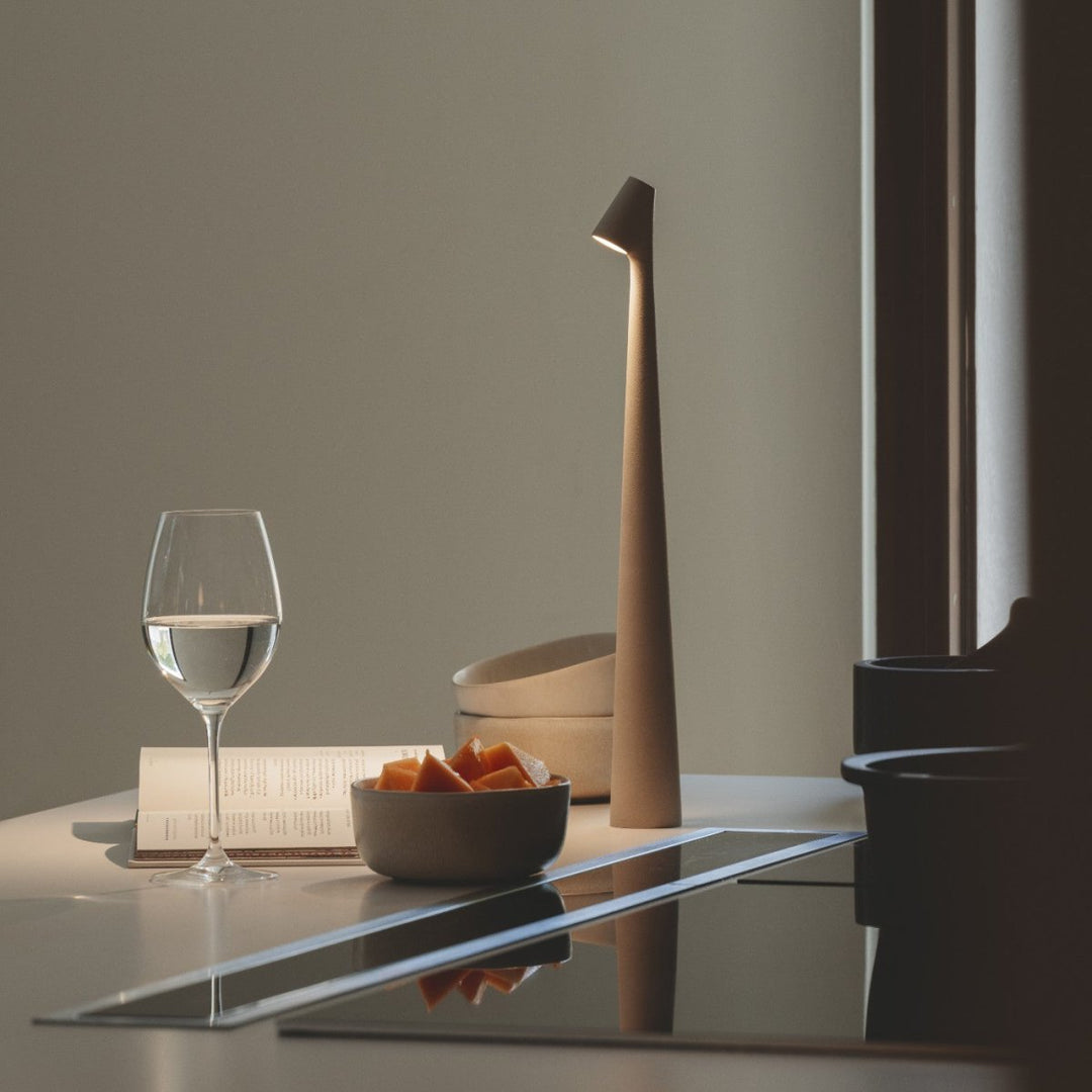 Lampe sans fil rechargeable en aluminium, éclairage LED moderne pour toute pièce.