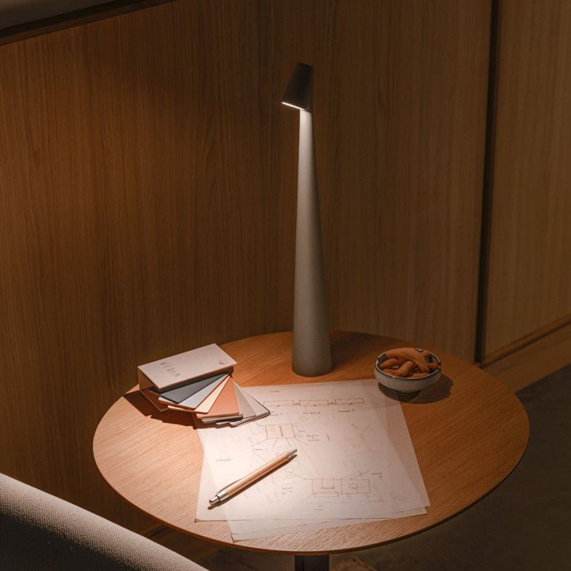 Lampe design en aluminium, LED sans fil, rechargeable, apporte une touche moderne à votre déco.