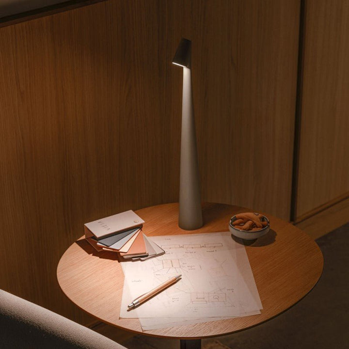 Lampe design en aluminium, LED sans fil, rechargeable, apporte une touche moderne à votre déco.