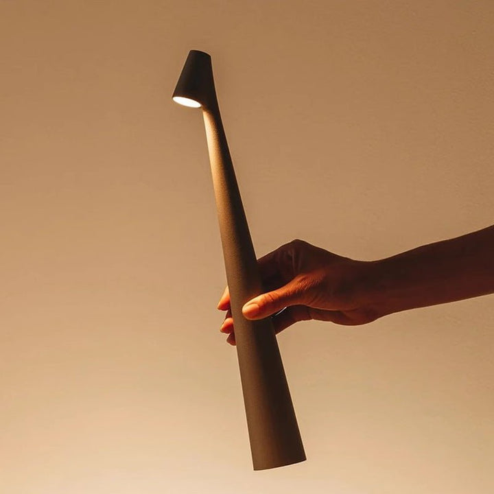 Lampe en aluminium brossé, LED sans fil et rechargeable, pour une décoration contemporaine.
