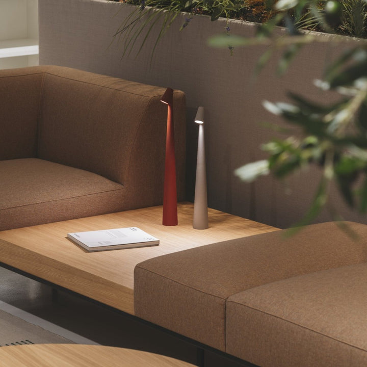 Lampe design moderne à LED, rechargeable, parfaite pour éclairage d'ambiance extérieur.