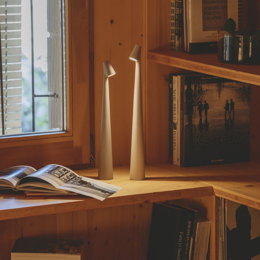 Lampe à poser LED sans fil, design minimaliste en aluminium, rechargeable.