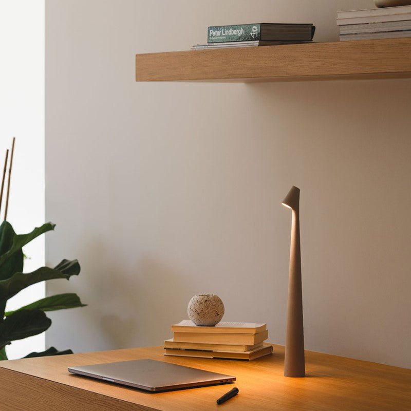 Lampe LED portable avec longue autonomie, idéale pour terrasses et salons.