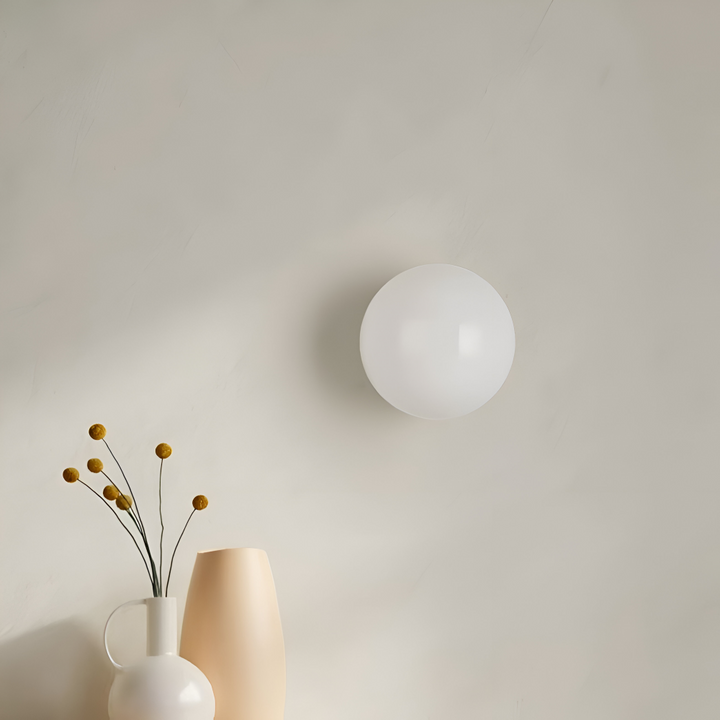 Lampe murale ronde moderne, éclairage LED efficace et discret, ajoutant une touche contemporaine à l'intérieur.