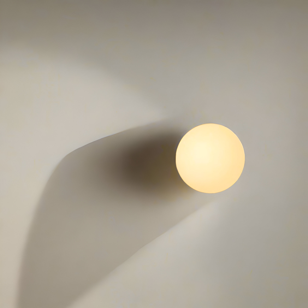 Luminaire mural LED moderne, forme ronde et lumière douce pour toute pièce. Design épuré et fonctionnel.