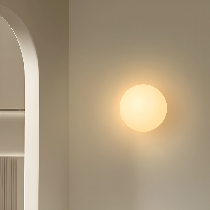 Décoration murale ronde minimaliste, éclairage LED doux intégré pour une ambiance chaleureuse dans la chambre.