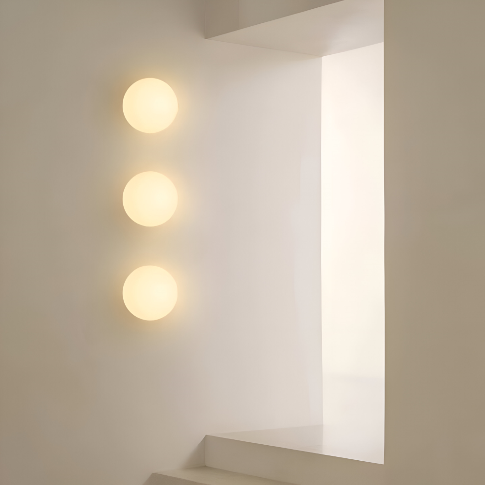 Applique LED moderne et ronde, diffuse une lumière douce et homogène, parfaite pour une ambiance relaxante.