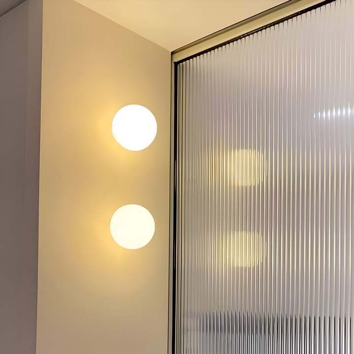 Lampe de chevet murale ronde et minimaliste, éclairage LED doux pour une ambiance cosy et lecture facile.