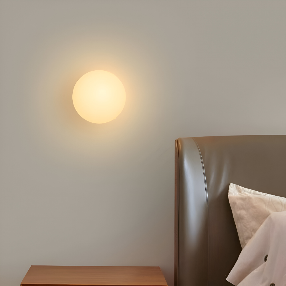 Applique décorative murale LED, ronde et moderne, parfaite pour éclairer et embellir une entrée ou un bureau.
