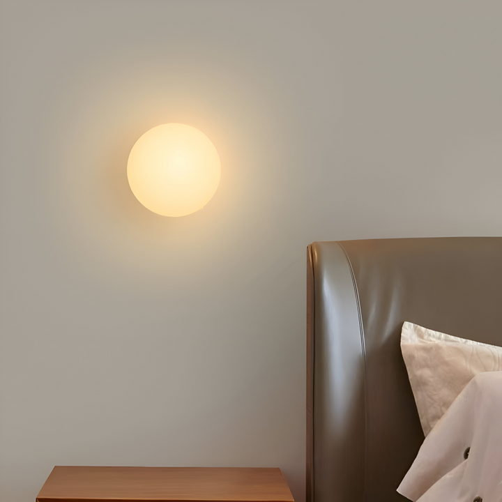 Applique décorative murale LED, ronde et moderne, parfaite pour éclairer et embellir une entrée ou un bureau.