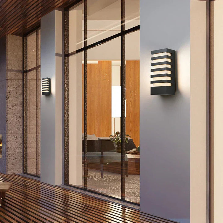 Applique murale extérieure LED moderne en aluminium, design subtil pour façade IP65.
