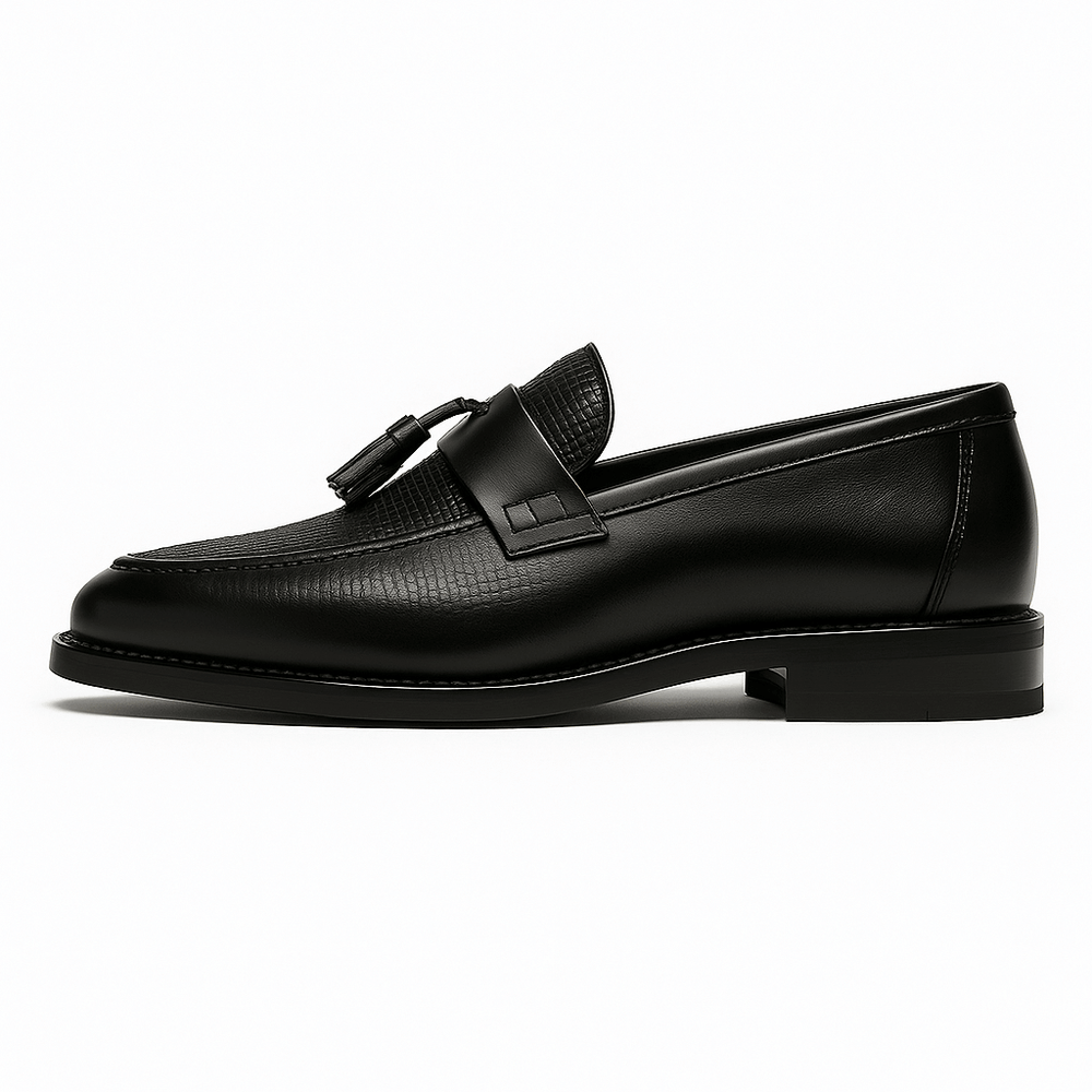 Chaussures à enfiler pour hommes : mocassins tissés avec pompons. Style habillé et décontracté, mode masculine.