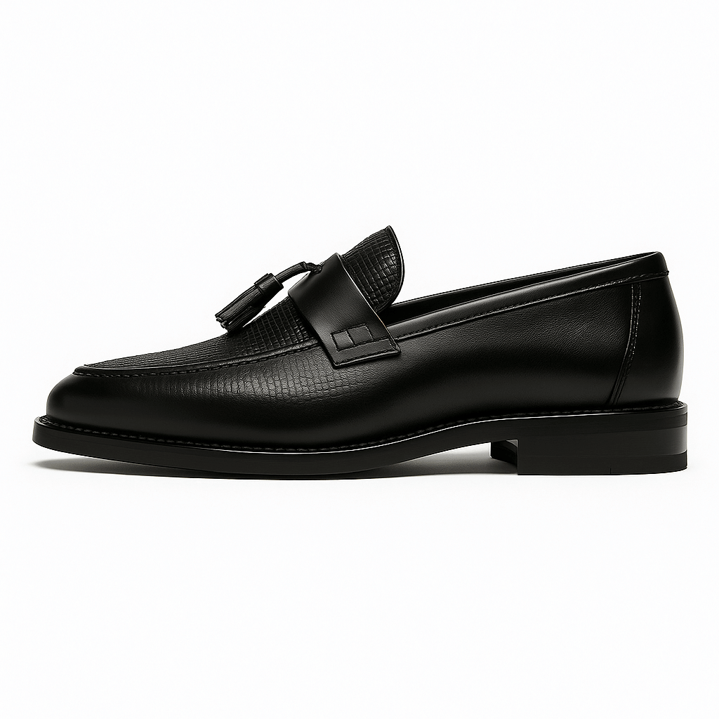 Chaussures à enfiler pour hommes : mocassins tissés avec pompons. Style habillé et décontracté, mode masculine.