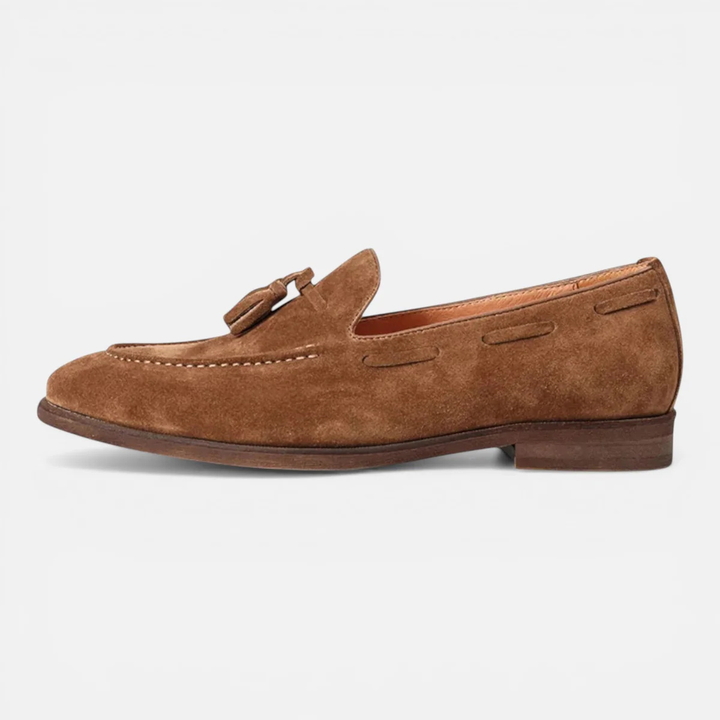 Paire de mocassins homme à pampilles, marron. Style polyvalent, élégant et confortable pour la ville.