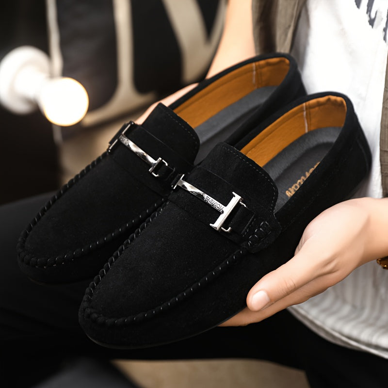 Vue latérale des mocassins homme classiques, confortables et polyvalents, parfaits pour la mode masculine.