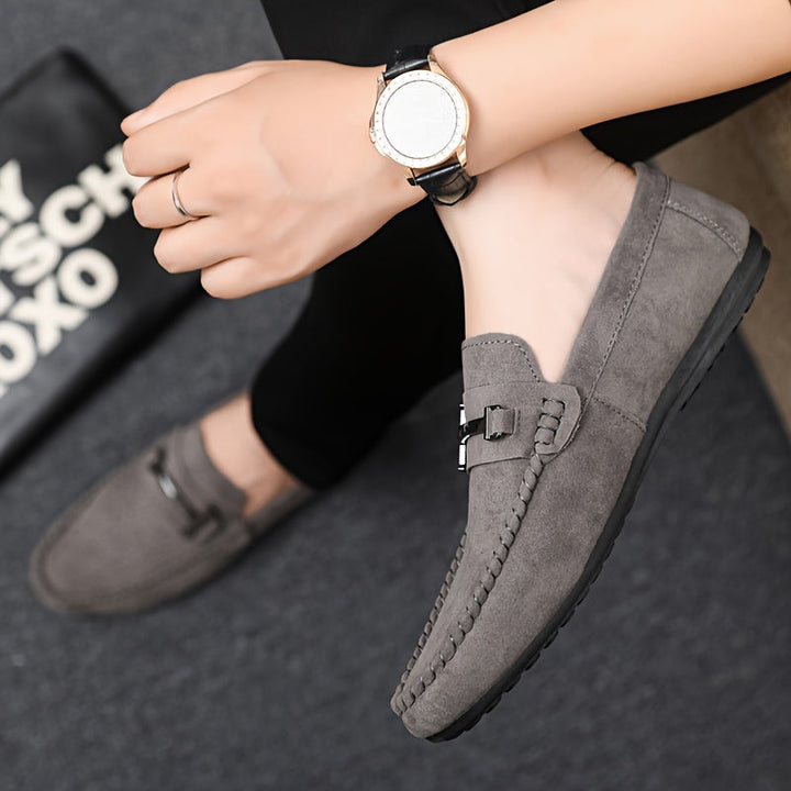 Mocassins homme gris à enfiler, alliant confort et style intemporel, parfaits pour un look décontracté-élégant.