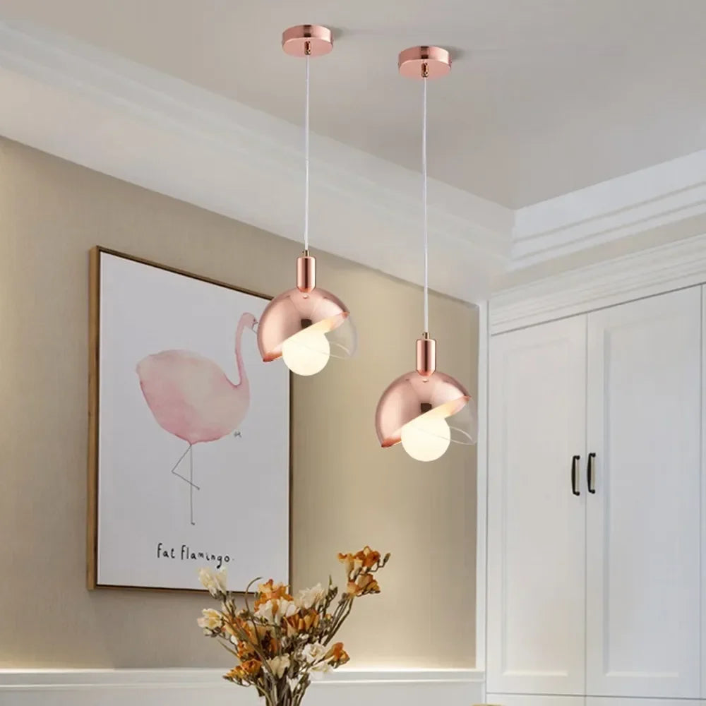Suspension LED moderne BrightAura éclairant un espace contemporain. Lumière chaleureuse et chic.
