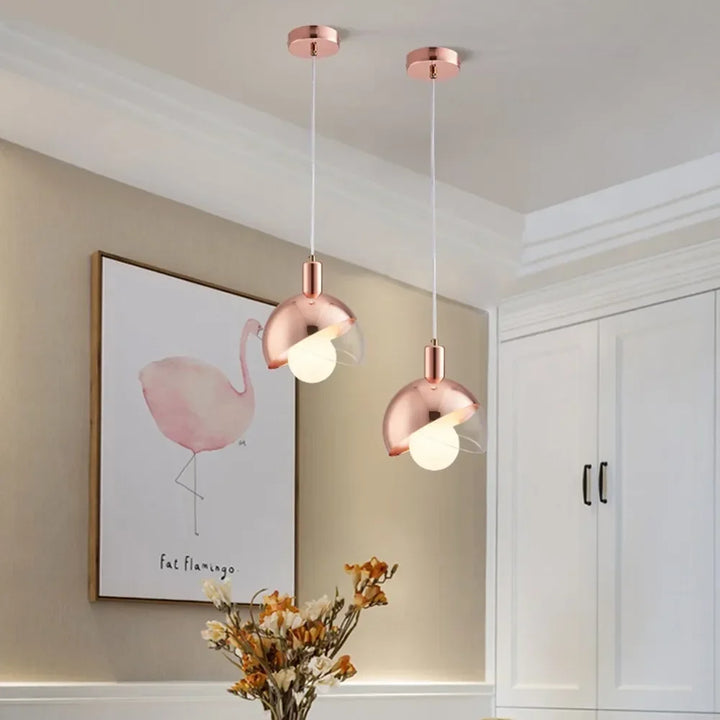 Suspension LED moderne BrightAura éclairant un espace contemporain. Lumière chaleureuse et chic.