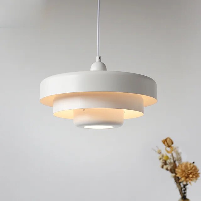 Éclairage design suspendu LED, abat-jour en fer industriel. Parfait pour ambiance vintage ou moderne.