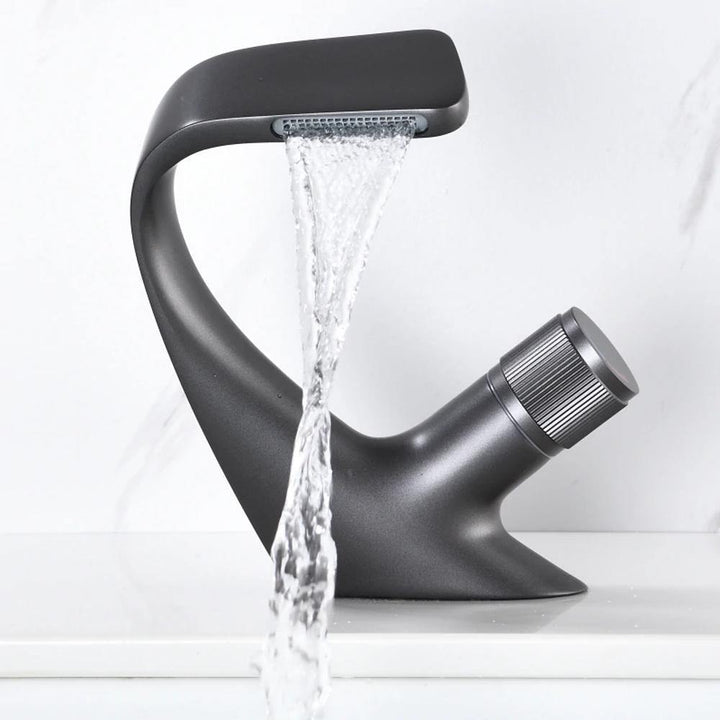 Mitigeur lavabo cascade chrome, robinet moderne pour salle de bain élégante.