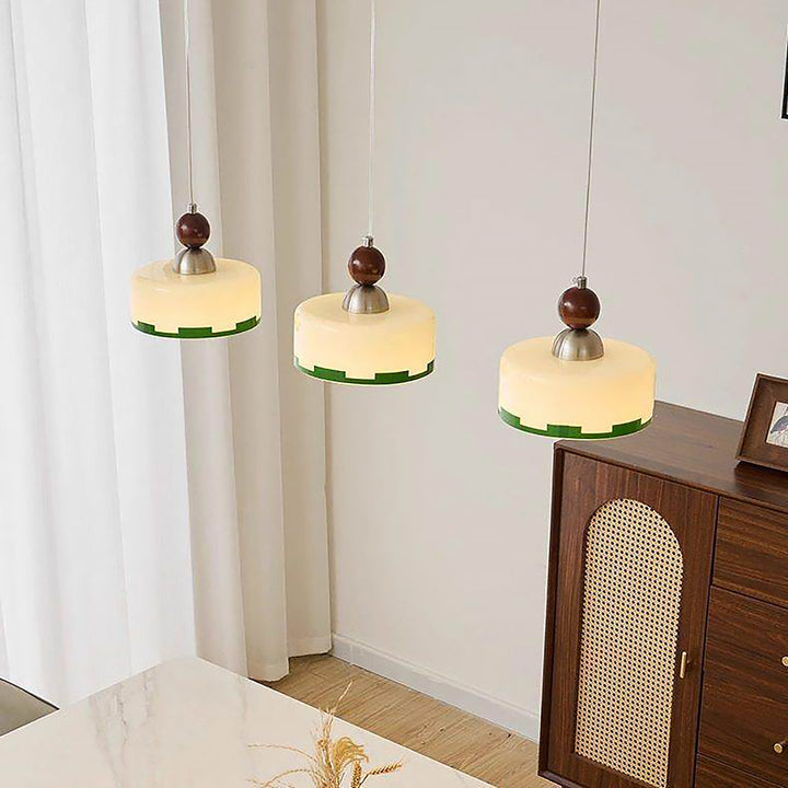 Suspension élégante en verre et bois. Luminaire design scandinave avec abat-jour beige, éclairage dimmable.