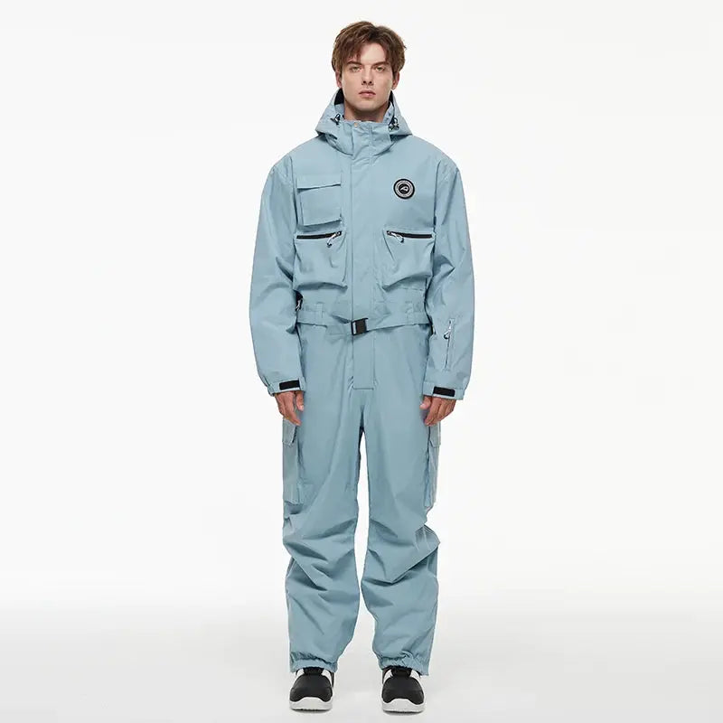 Combinaison de ski homme offrant performance et confort, idéale pour la neige et les activités hivernales.
