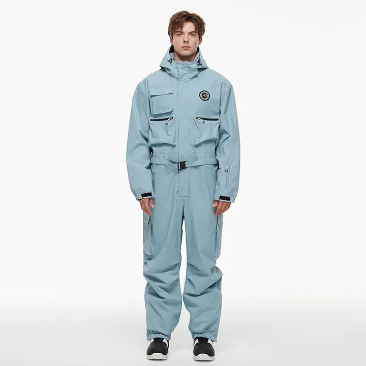 Combinaison de ski homme offrant performance et confort, idéale pour la neige et les activités hivernales.