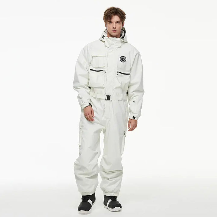 Vue de face de la combinaison de ski homme, design moderne et isolation thermique pour le froid intense.