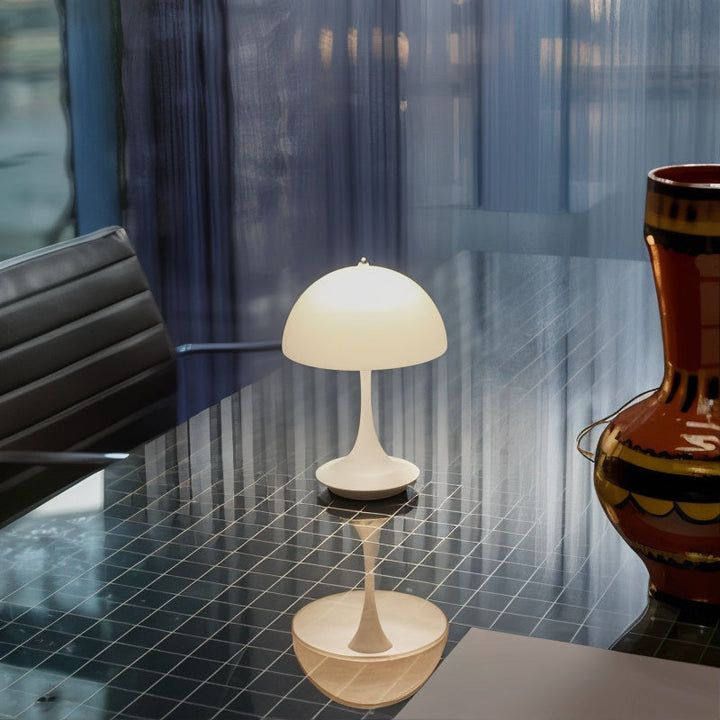 Lampe champignon LED, sans fil et rechargeable, offre un éclairage intérieur design et pratique.