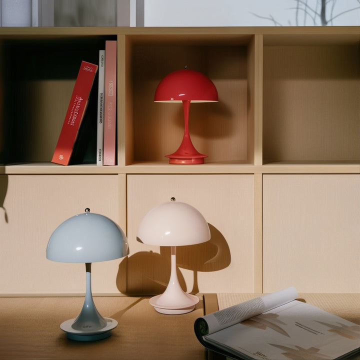 Lampe de chevet champignon LED, tactile, design épuré, lumière ajustable pour la lecture.