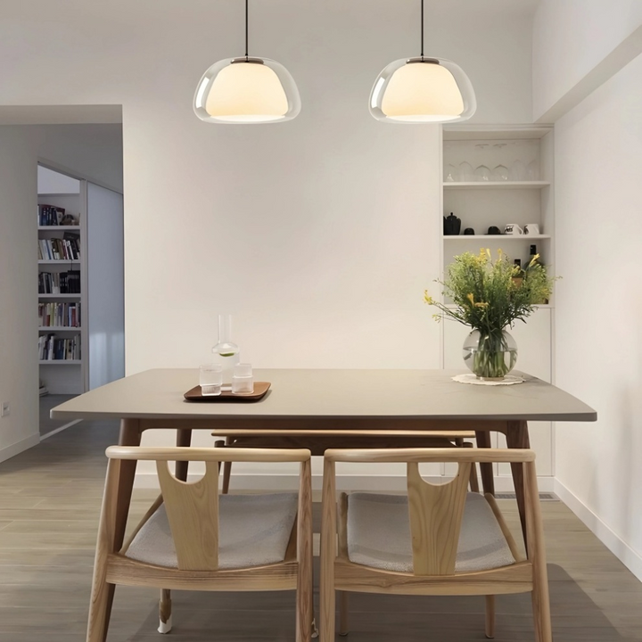 Suspension design verre pour espace de vie, ambiance lumineuse.
