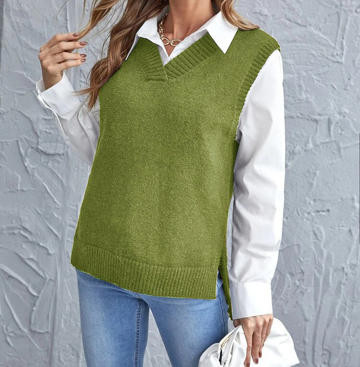Détail du gilet femme tricoté, col V, texture douce, un essentiel mode sans manches pour la superposition.