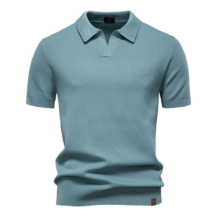 Chemise polo homme moderne et tendance, parfaite pour une mode masculine décontractée ou élégante.