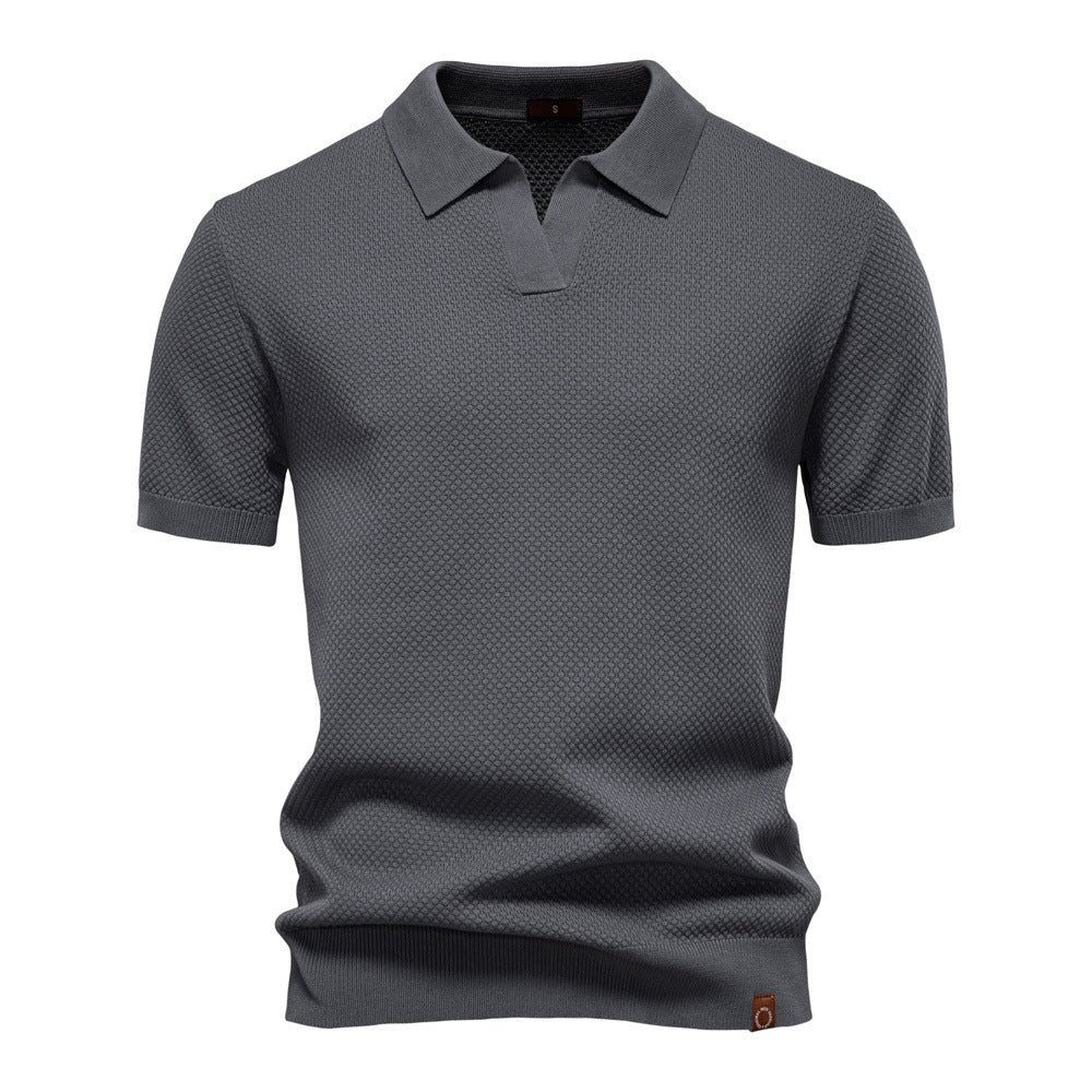 Polo homme à coupe moderne, tissu structuré. Style décontracté chic, idéal pour l'été et la mode masculine.