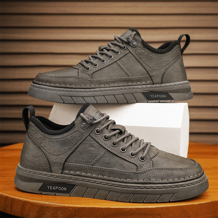 Chaussures hommes noires effet cuir, élégantes et polyvalentes, parfaites pour un look décontracté ou sportif.