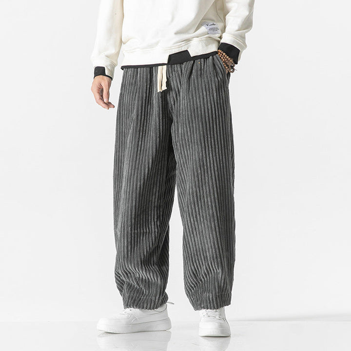 Pantalon homme urbain chic bleu marine, vêtement confort et style moderne pour la mode masculine élégante.