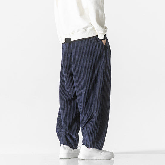 Pantalon homme chic couleur chameau, style urbain moderne pour un confort élégant en automne.