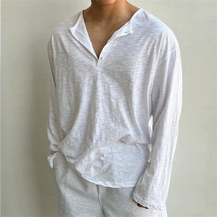 Chemise homme décontractée chic à col V boutonnée. Confort élégant pour un style essentiel quotidien au printemps ou automne.