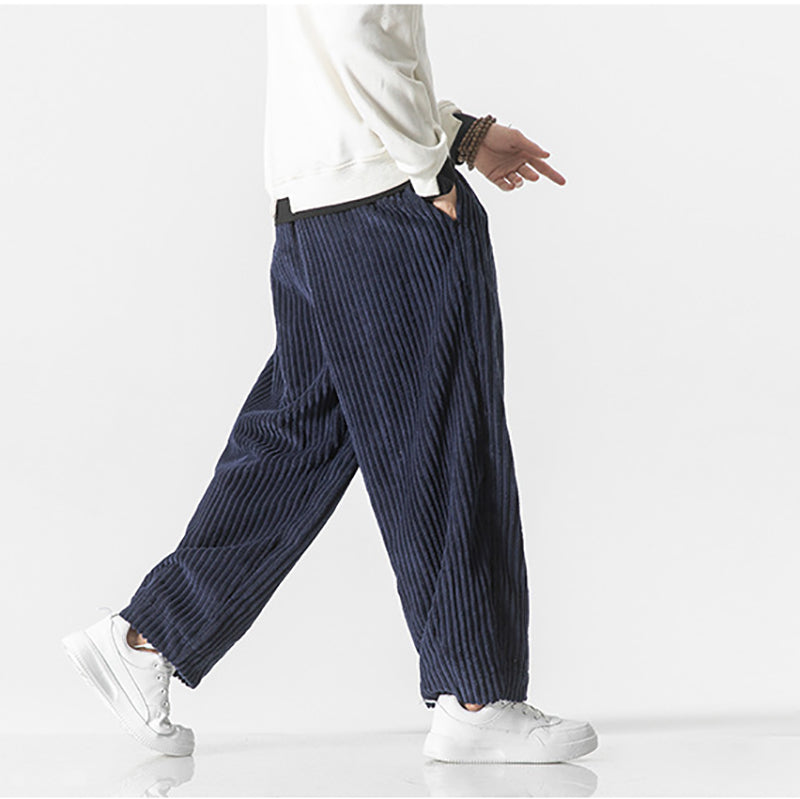 Pantalon noir homme chic, vêtement confort style urbain moderne, idéal pour un look élégant.