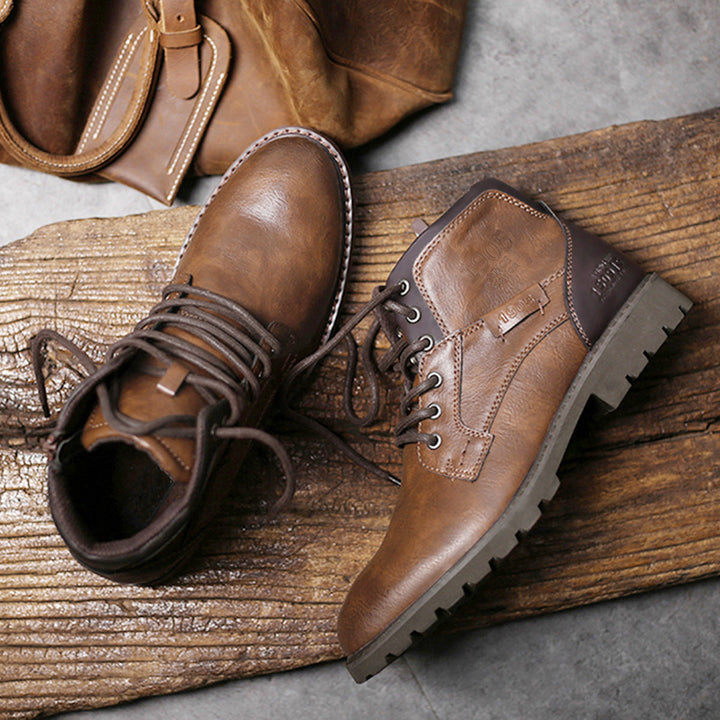 Botte homme robuste marron, offrant confort et adhérence antidérapante pour l'extérieur et l'automne.