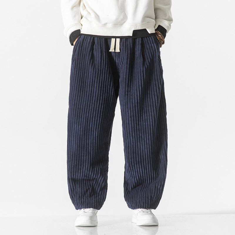 Détail d'un pantalon homme urbain chic en tissu confortable, parfait pour un style moderne élégant.