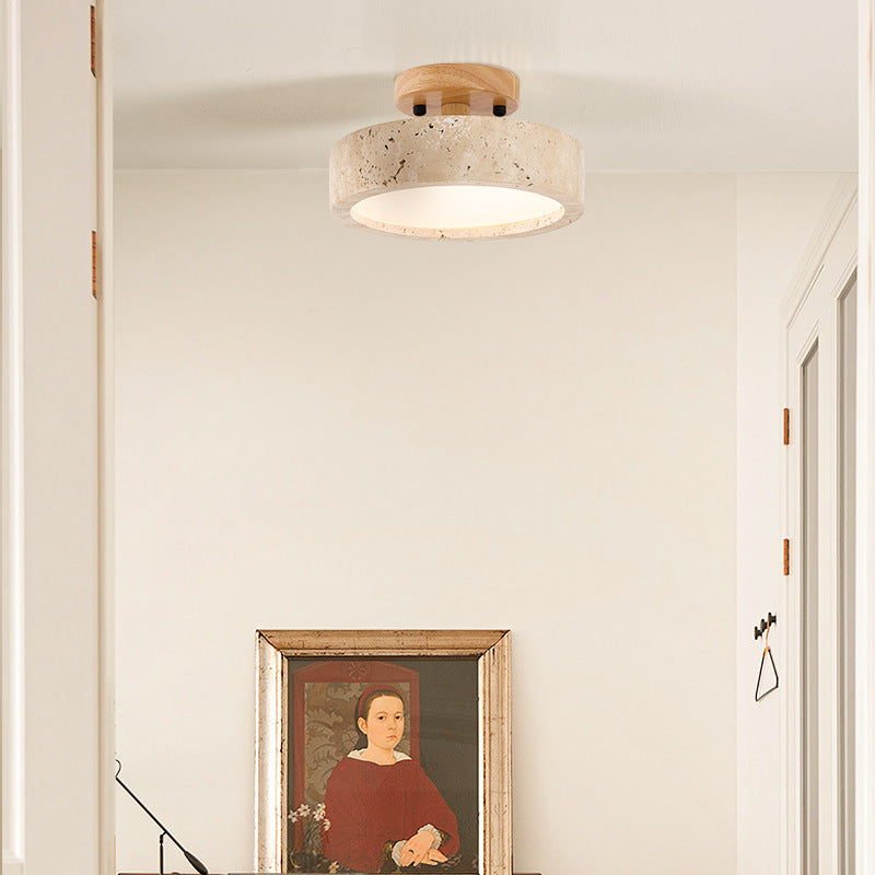 Plafonnier LED rond en travertin, design moderne pour éclairage intérieur élégant. Lumière chaude variable.